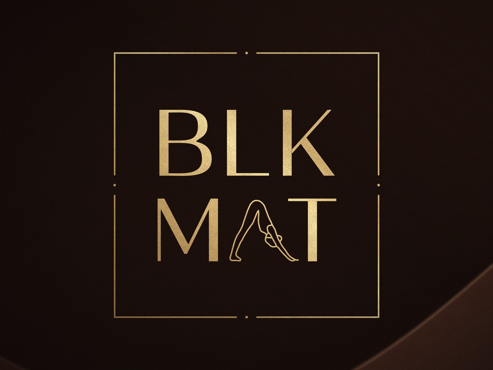 BLKMAT Desert Dune Dusk yoga mat, close-up of the BLKMAT corner logo