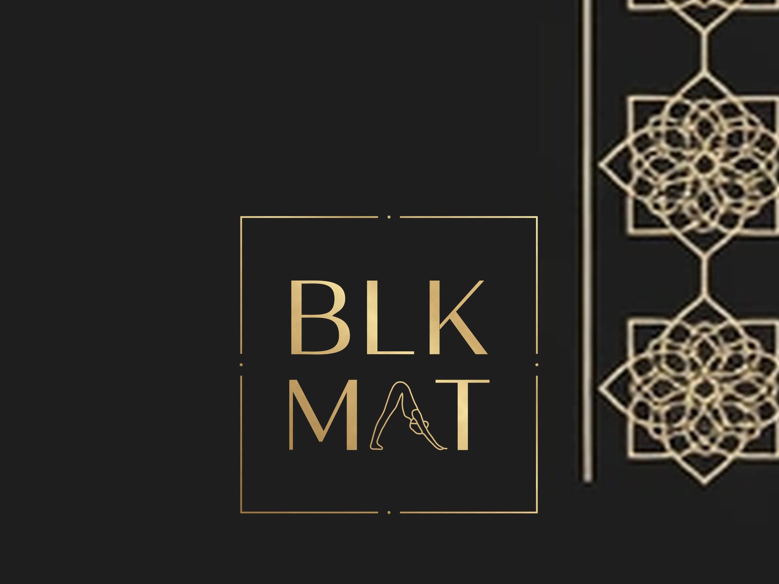 BLKMAT Fana Horizon yoga mat, close-up of the BLKMAT corner logo