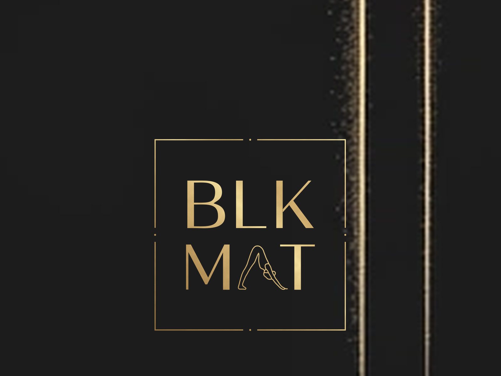 BLKMAT Fog Band yoga mat, close-up of the BLKMAT corner logo
