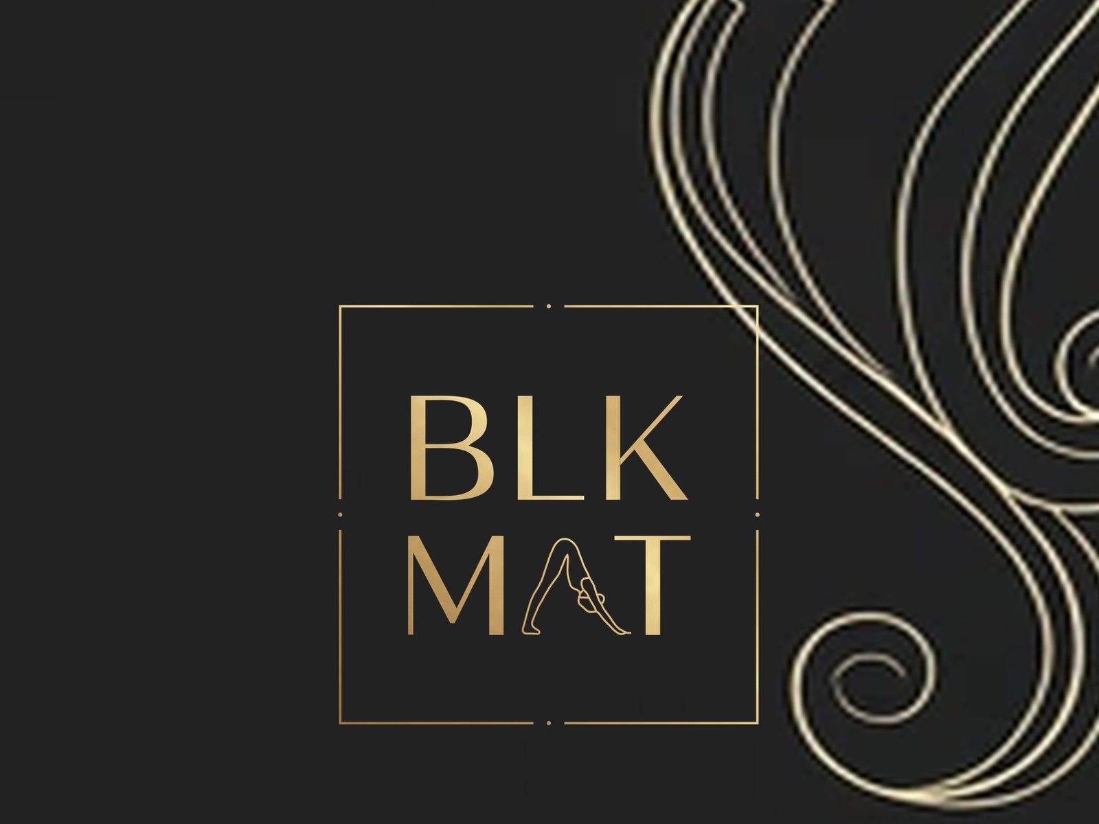 BLKMAT Sama Crescent yoga mat, close-up of the BLKMAT corner logo